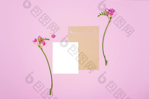 平躺拍摄白色信表生态纸信封粉红色的背景邀请卡片爱信粉红色的莉莉花