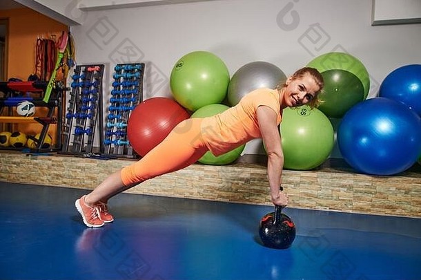 苗条的<strong>运动</strong>年轻的女人<strong>运动</strong>服装练习重量健身俱乐部女首页锻炼