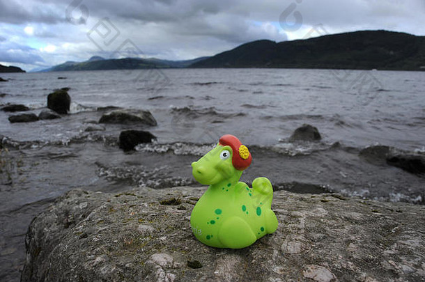 尼斯湖水怪尼斯湖水怪玩具位于苏格兰尼斯湖边，重现神秘神话传说旅游游客度假等英国