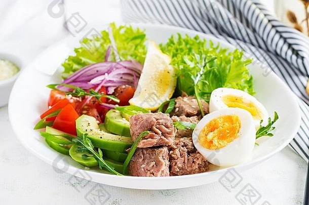 健康食品。金鱼沙拉配鸡蛋、生菜、樱桃西红柿、鳄梨和红洋葱。法国菜。