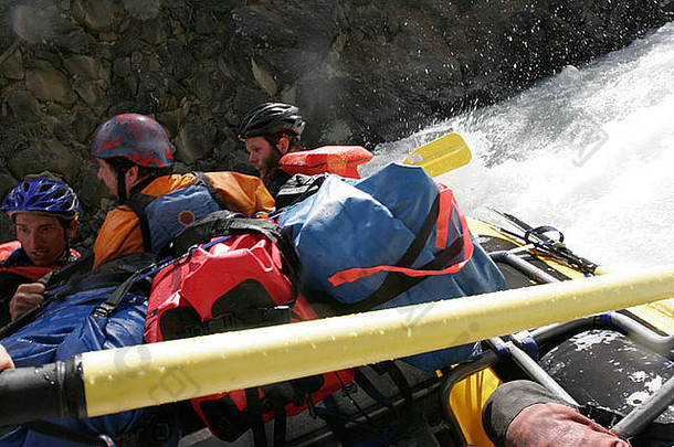 7月，在美丽的不列颠哥伦比亚省的奇尔科廷山脉，白水皮划艇和木筏沿着塔塞科河漂流而下