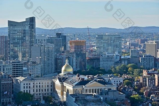 美国马萨诸塞州波士顿市比肯山上马萨诸塞州政府大楼的金色圆顶，与波士顿市中心的天际线相对