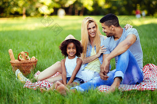 图片可爱的夫妇女儿野餐