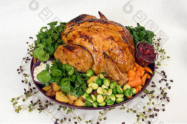 圣诞烤火鸡晚餐，配烤<strong>土</strong>豆、栗子馅、防风草、蔓越莓酱、面包酱和蔬菜。UK