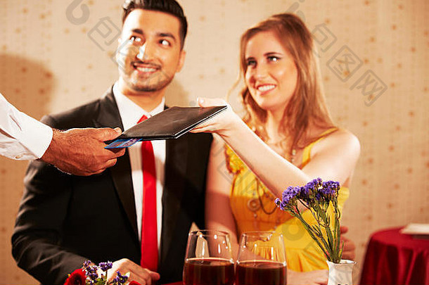 3人已婚夫妇外国人和服务员酒店晚餐付账单