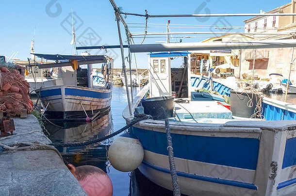 科塞-科西嘉岛，法国-2014年9月2日：地中海海岸科塞角的图片。Centuri港。