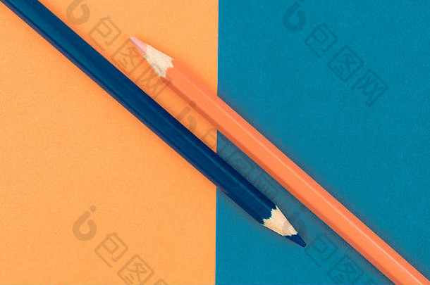 橙色和深蓝色<strong>铅笔</strong>和纸，抽象对比概念图像