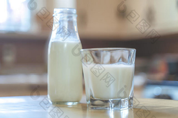 reptientes牛奶木表格乡村厨房背景替代牛奶概念前面视图水平作文