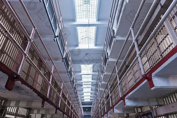 恶魔岛监狱内的监狱走廊，有一排房间