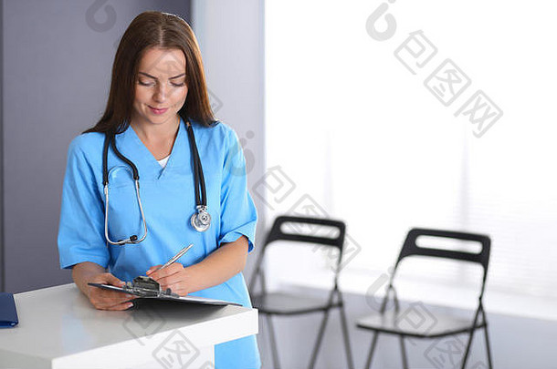 医生女人工作肖像女医生填充医疗形式站接待桌子上诊所紧急医院医学医疗保健概念