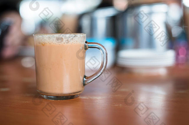 在mamak餐厅的桌子上放一杯加牛奶的茶。马来西亚著名或流行的饮料。马来西亚人最喜欢的饮料称为Teh Tarik。招牌菜单