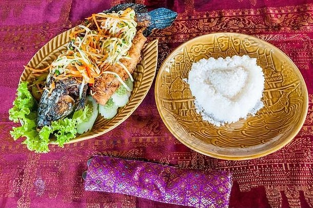 深朋友鱼芒果沙拉船面条餐厅金边在金边柬埔寨