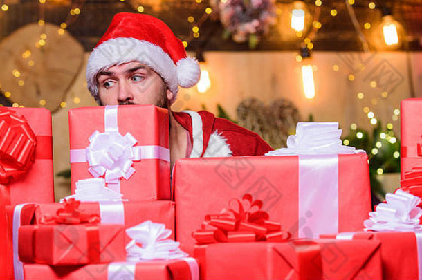 快乐一年圣诞节现在盒子赶时髦的人圣诞老人他圣诞节购物冬天购物销售快乐的精灵圣诞节礼物交付拳击一天伤心有胡子的男人。感觉伤心