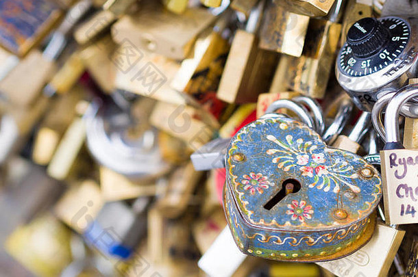 巴黎——12月6日：2013年12月6日，巴黎阿尔奇维奇桥的爱情挂锁。千家万户的情侣