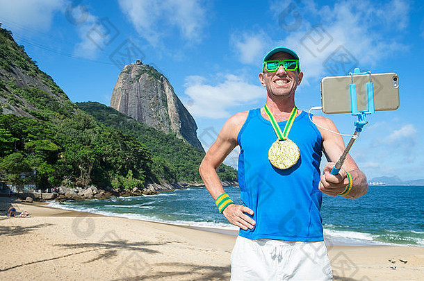 巴西里约热内卢的Praia Vermelha红海滩，金牌运动员在<strong>自拍杆</strong>上用手机摆姿势<strong>自</strong>拍