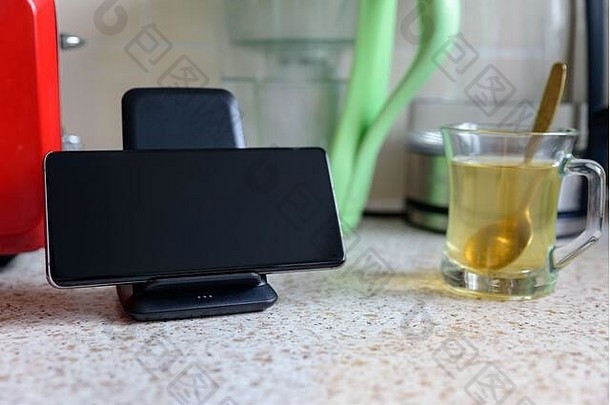 智能手机<strong>无线充电充电</strong>站茶玻璃杯厨房桌面