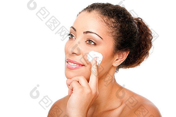 美丽的脸年轻的女人手应用去死皮反皱纹奶油美治疗护肤品孤立的