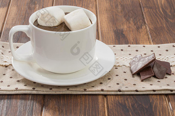 木桌上放满热巧克力和棉花糖的杯子