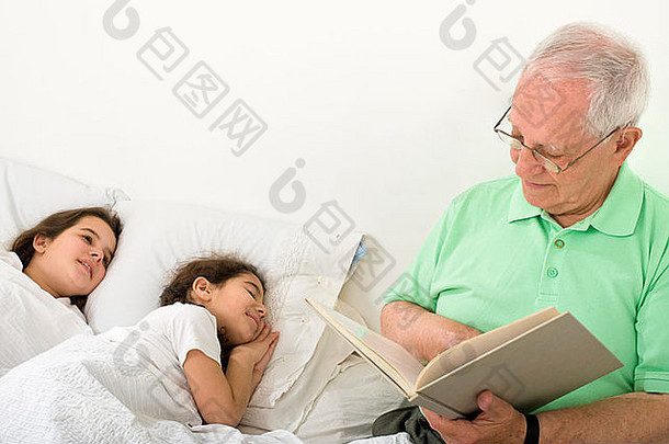 祖父给孙子们读睡前故事