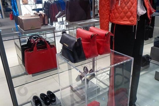 意大利米兰著名购物橱窗和商店的奢侈品牌皮包和皮鞋