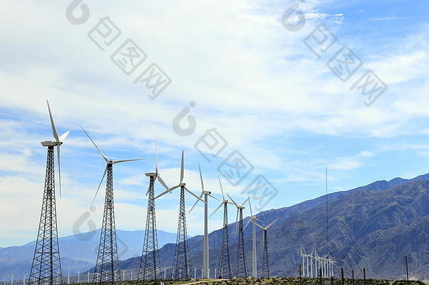 加州沙漠上生产绿色能源的风电场