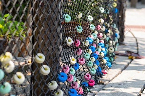 色彩斑斓的轮软装饰挂网栅栏木路径泰国中心照片相机焦点