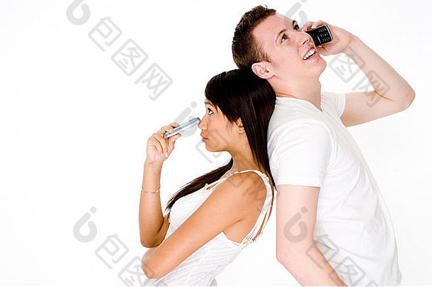 年轻的女人左的男朋友会谈电话