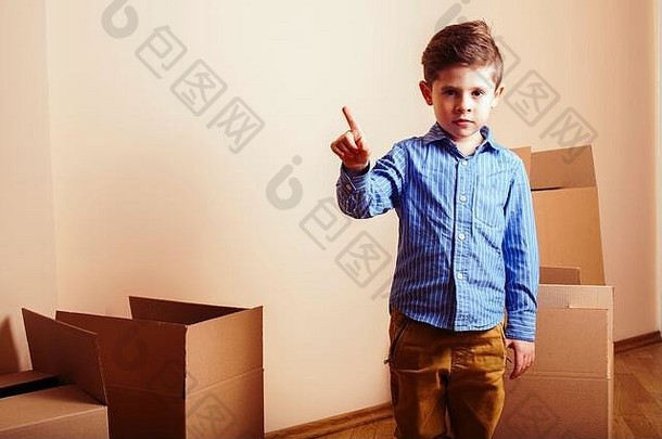 可爱的男孩空房间移动房子首页盒子关闭孩子微笑生活方式真正的人概念