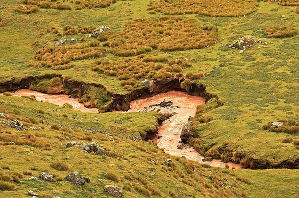 蜿蜒于秘鲁安第斯山脉的棕色河流