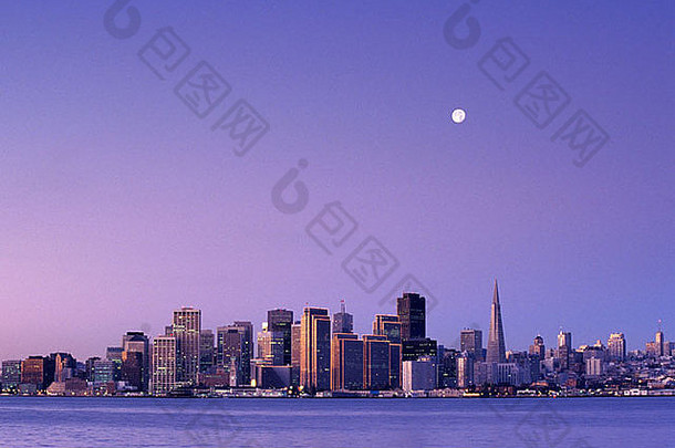 加利福尼亚旧金山旧金山湾天幕上的满月