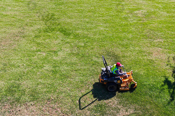 空中视图草坪上护理骑割草机广场公园ladera牧场加州