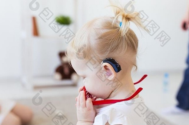戴助听器的。<strong>残疾儿童</strong>、<strong>残疾</strong>和耳聋概念。