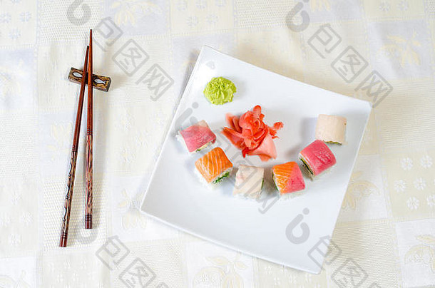 卷寿司姜白色板光背景