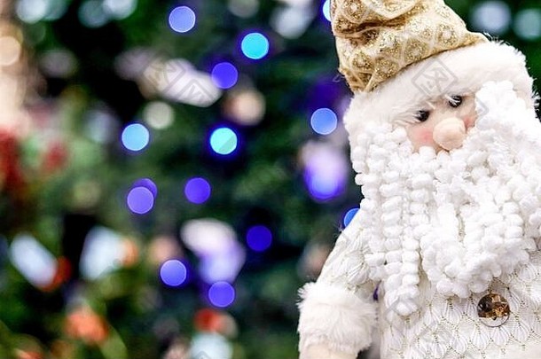 有趣的圣诞老人Gnome玩具白色胡子散景背景色彩斑斓的圣诞节树灯