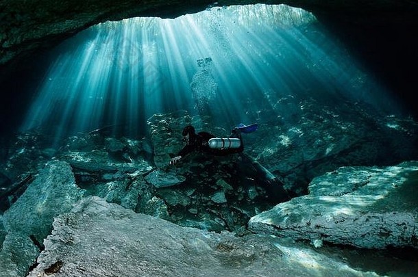 sidemount技术潜水员游泳射线太阳未来裂纹石头天然井那图伦