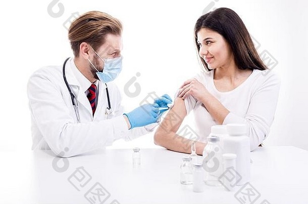 合格的医生进行皮肤疫苗接种