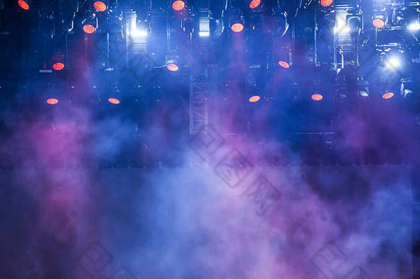 电子音乐会上的舞台灯光和五颜六色的烟雾
