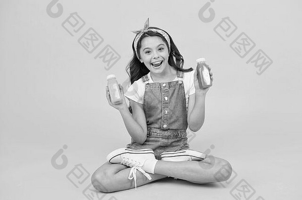 引领健康的生活有营养的吃物理活动快乐小女孩持有瓶健康的营养孩子享受健康的生活方式健康的饮食孩子们