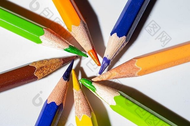 不同颜色的铅笔，呈螺旋状。以有意义的方式排列的彩色蜡笔。