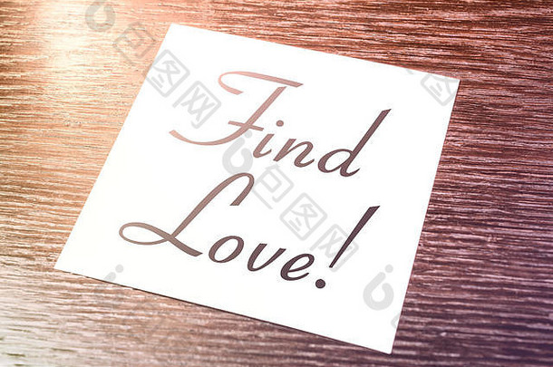 在木柜上的纸上找到爱的提示