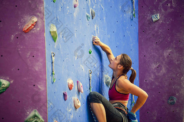 照片体育女人滑石袋回来练习攀爬墙