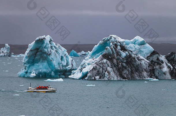 冰岛的巨大冰山和重装船