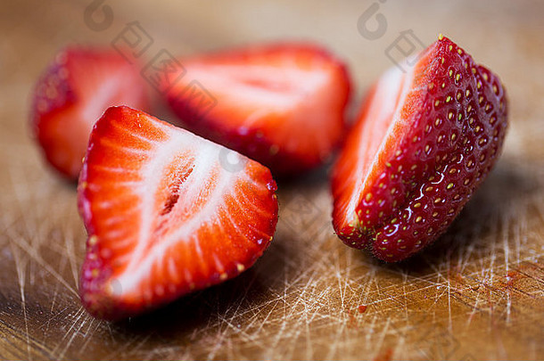 切菜板上成熟红草莓的特写镜头