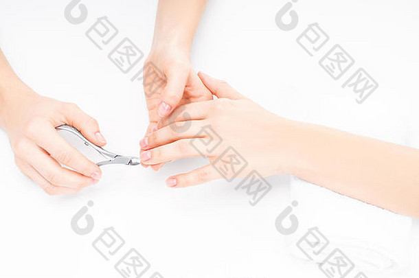 修指甲水疗中心美丽的女人的手完美的修指甲指甲修饰师主使修指甲