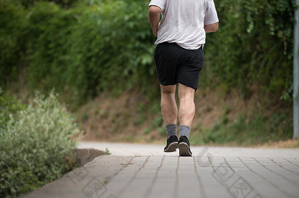近距离男子在森林地区跑步-小拉松耐力训练和锻炼-健身健康生活方式理念