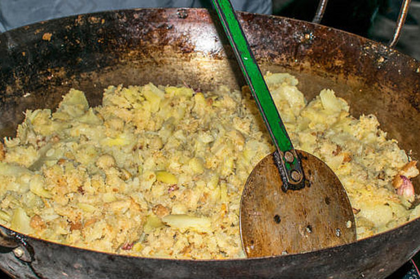 烹饪米加或面包屑，一种典型的西班牙食物。2019年，西班牙穆尔西亚，用煎锅准备面包屑。