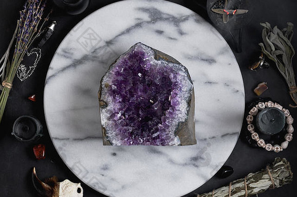 紫水晶石德鲁兹在圆形的白色大理石托盘上环绕着神奇的东西。从上面看。