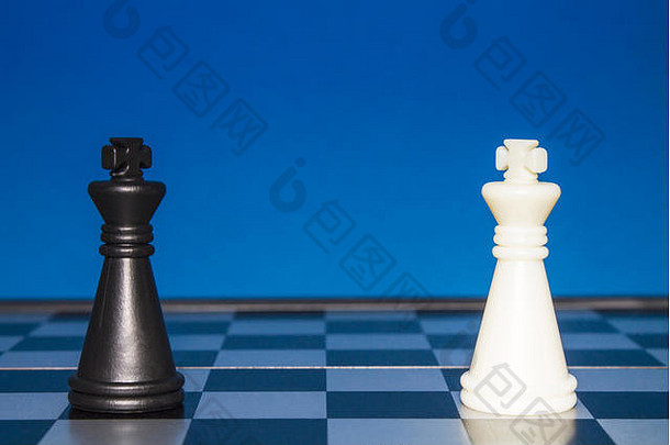 国际象棋作为一项政策。一个孤独的黑人背影与一个孤独的白人背影。