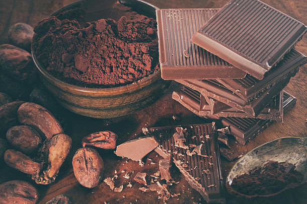 破碎的黑暗巧克力可可粉咖啡豆子木表格