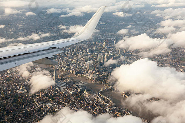 从飞机窗口鸟瞰伦敦城和泰晤士河
